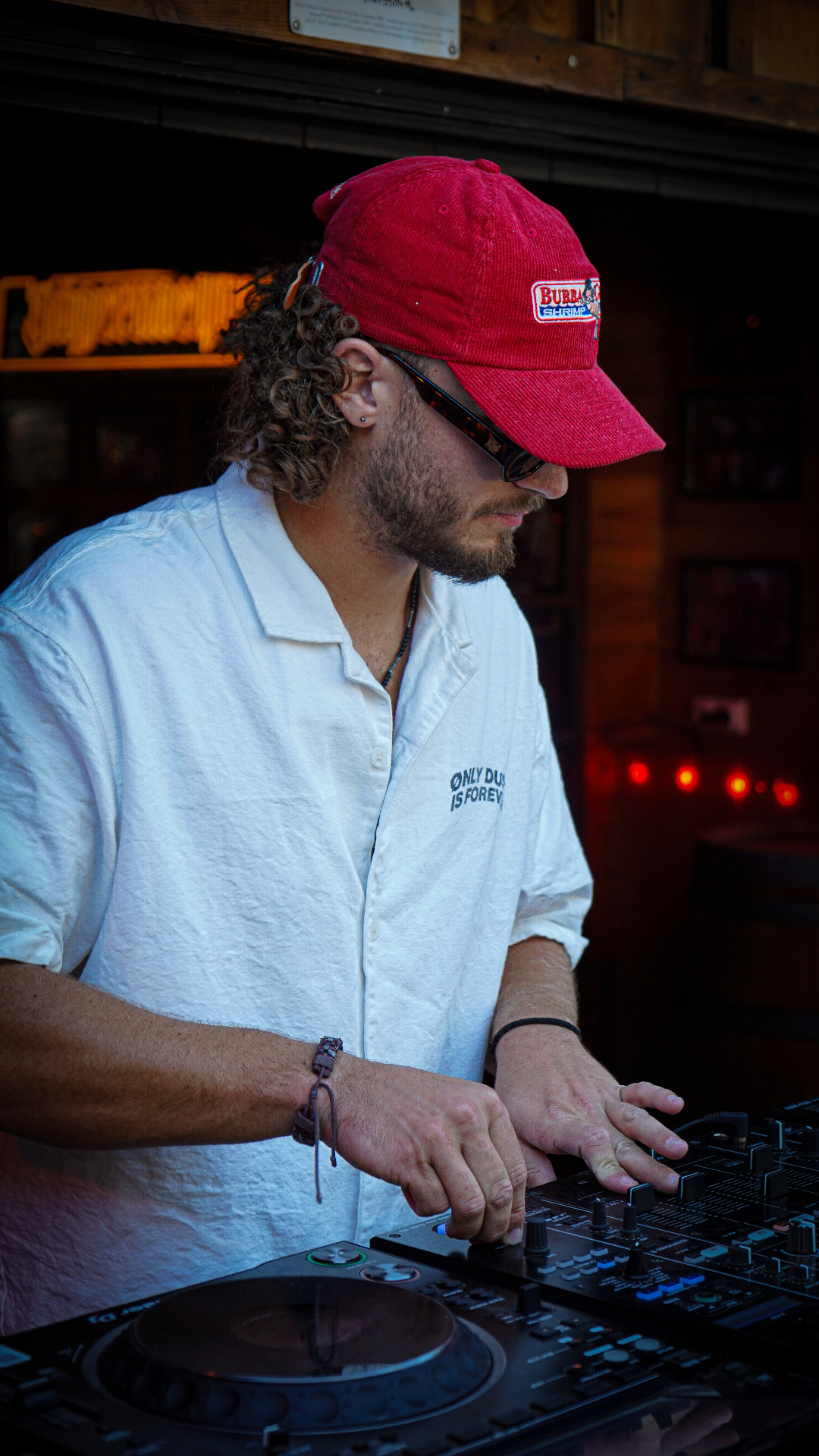 DJ en performance lors d'une soirée Bonne'Heure