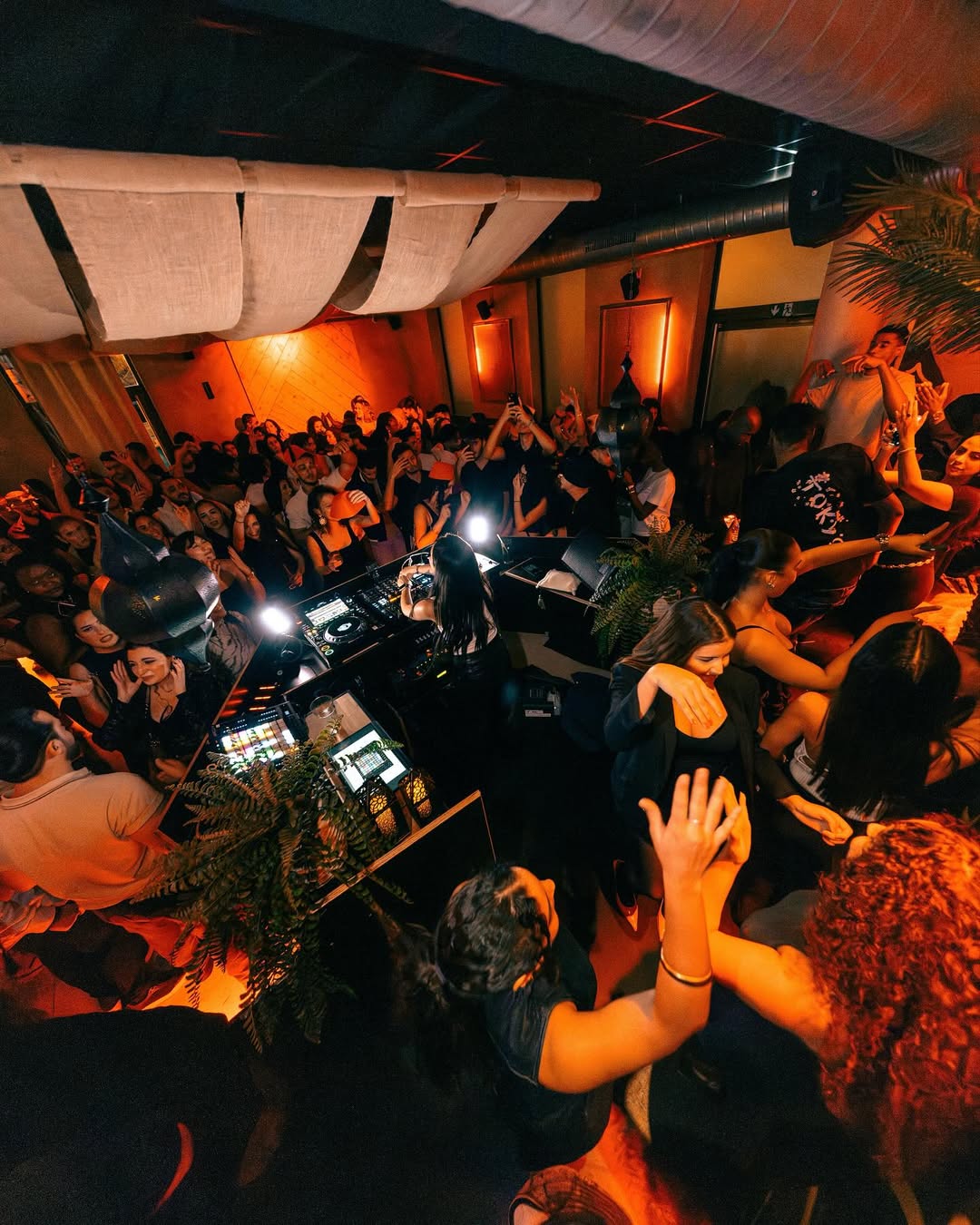 Foule en folie autour du booth DJ lors d'une soirée Arabic