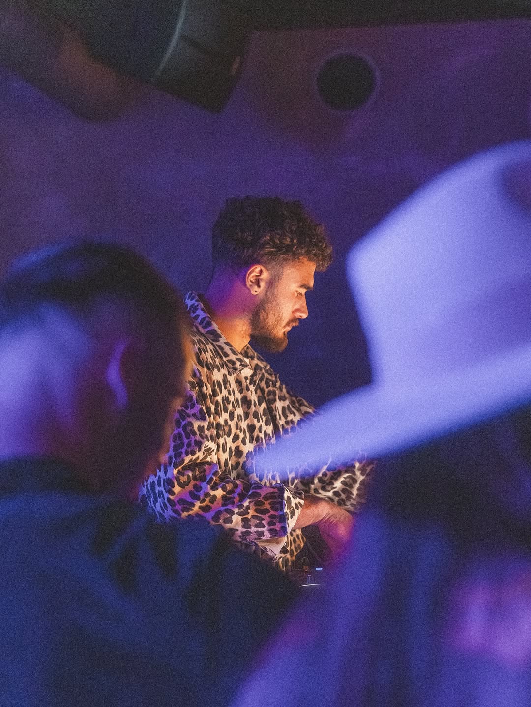 DJ en set sous lumière violette — soirée Arabic